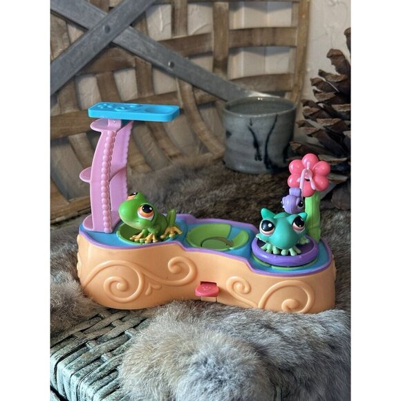 Littlest Pet Shop LPS Leapin' Lagoon Play Set Authentic 2 Frogs 236 Hasbro - Picture 1 of 8